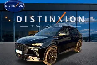 DS7 1.5 BlueHDi noir vue 3/4 avant droit, avec calandre distinctive DS et jantes noires brillantes.