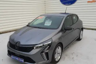 Renault Clio V TCE 90ch Evolution gris schiste vue 3/4 avant droit avec feux LED distinctifs et calandre noire.