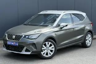 Vue 3/4 avant droite d'une SEAT Arona gris Cliff avec jantes alliage 17 pouces et vitres arrière surteintées.