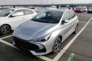 MG3 1.5 Hybrid+ 195 Luxury argent silver en 3/4 avant droit sur parking avec jantes alliage distinctives.