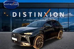 DS7 1.5 BlueHDi noir en 3/4 avant droit, avec calandre distinctive et jantes noires brillantes.