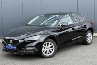 SEAT Leon noir Minuit en 3/4 avant droit, avec jantes alliage 16 pouces et calandre chromée.