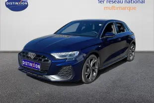 Audi A3 Sportback bleu Navarre métal vue 3/4 avant droit, mettant en valeur ses optiques LED et jantes alliage.