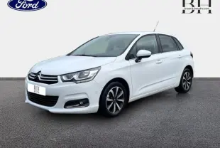 Citroën C4 blanc vue 3/4 avant droit, avec jantes alliage et feux LED caractéristiques.