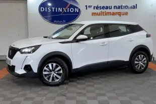 Peugeot 2008 blanc vue de profil côté gauche en intérieur, avec jantes alliage et détails noirs contrastants.