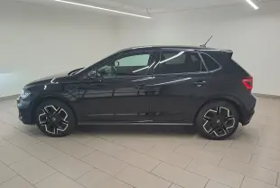 Volkswagen Polo 2025 Noir Intense vue de profil côté gauche, jantes noires et détails R-Line visibles.