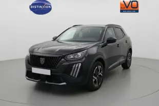Peugeot 2008 Hybrid noir en 3/4 avant droit, avec calandre verticale distinctive et jantes bicolores.