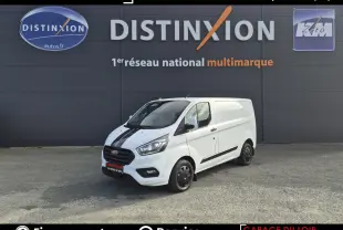 Fourgon Ford Transit Custom blanc vu en 3/4 avant droit avec bande noire sur le capot et jantes noires.