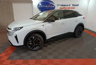 Peugeot 3008 blanc en vue 3/4 avant droit, avec jantes noires et toit noir contrastant dans un showroom.
