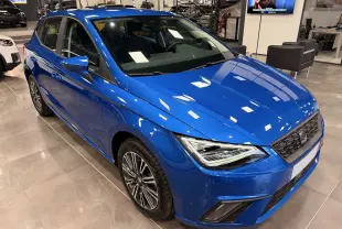 SEAT Ibiza 1.0 TSI 95CH Copa bleu vue 3/4 avant droit, avec phares LED et jantes alliage en showroom.