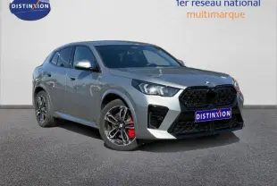 BMW X2 sDrive20dA 2025 en Skyscraper Grey, vue 3/4 avant droit avec jantes alu et étriers rouges visibles.