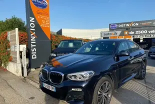 BMW X4 xDrive 30d M Sport bleu foncé vue 3/4 avant droit, avec jantes alliage et calandre caractéristique M Sport.