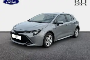 Toyota Corolla 122h Dynamic Business gris Manhattan métallisé vue 3/4 avant droit sur fond neutre.