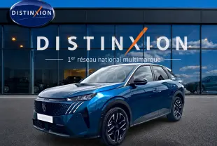 Peugeot 3008 bleu en 3/4 avant droit, avec jantes alu noires et calandre au design moderne, devant showroom Distinxion.