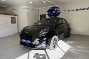 Ford Puma noir Agate en 3/4 avant droit dans un showroom avec logo Distinxion en arrière-plan.