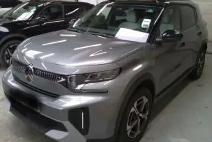Citroën C3 Aircross Electric gris mercury avec toit noir, vue 3/4 avant en intérieur showroom.