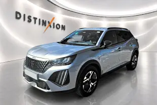 Peugeot 2008 gris Artense vue 3/4 avant droit, avec calandre distinctive et jantes alu noires et argentées.