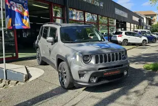 Jeep Renegade Sting Gray vue 3/4 avant droit, avec jantes bi-ton 19 pouces et logo distinctif sur le capot.