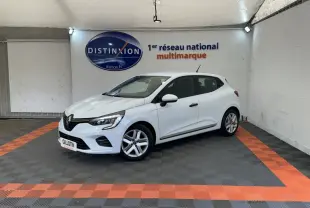 Renault Clio Business blanche vue 3/4 avant droit dans un showroom avec sol gris et bandes orange.