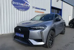 DS3 hybride 2025 gris Artense toit noir en 3/4 avant droit, calandre noire et feux LED distinctifs.