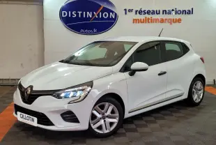 Renault Clio Business blanche vue 3/4 avant droit avec phares LED allumés en intérieur showroom