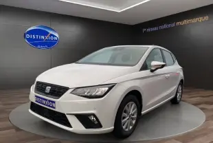 SEAT Ibiza 1.0 MPI 80 Style blanc candy vue 3/4 avant droit en intérieur sur plateau rotatif.