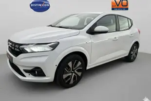 Vue 3/4 avant droite d'une Dacia Sandero blanche 2024 avec phares LED et jantes alliage distinctives.