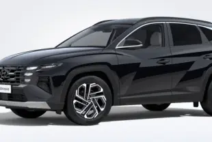 Vue 3/4 avant droite du Hyundai Tucson 2026 noir, mettant en valeur ses jantes modernes et sa calandre distinctive.
