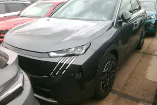 Peugeot 3008 gris foncé en 3/4 avant droit, avec jantes alliage 19'' diamantées noir brillant et peinture métallisée.
