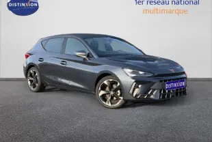 SEAT Leon 1.5 eTSI Hybrid gris magnétique métallisé en vue 3/4 avant droit avec jantes distinctives.