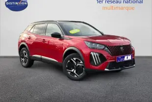 Peugeot 2008 rouge en 3/4 avant droit, avec jantes alu noires et détails de calandre distinctifs.