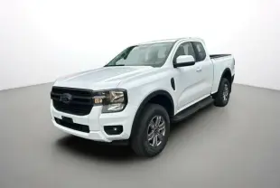 Ford Ranger blanc glacier en 3/4 avant droit avec calandre noire et marchepieds latéraux visibles.