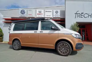 Vue latérale droite d'un Volkswagen California 2.0 TDi Cooper bronze avec toit relevable et jantes alliage.