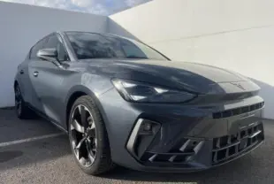 Vue 3/4 avant gauche d'une CUPRA Leon 2025 gris magnetic metal avec jantes alliage noires et phares Full LED Tri-LED.