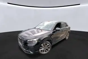 Audi Q2 noir vue 3/4 avant droit, avec jantes alliage et calandre S-Line distinctive.