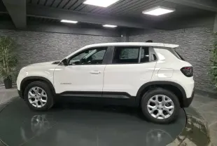 Vue de profil côté gauche du Jeep Avenger blanc 2025 avec jantes alliage et détails noirs contrastants.
