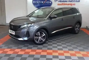 Peugeot 5008 gris foncé vue 3/4 avant droit, avec jantes alliage et toit noir en showroom.