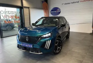 Peugeot 2008 bleu 3/4 avant droit en showroom, avec calandre noire et feux LED à griffes distinctifs.