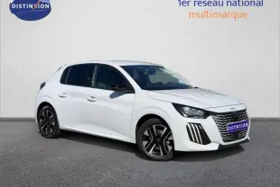 Peugeot 208 blanc Okénite vue 3/4 avant droit, jantes alu noires et calandre distinctive noire brillante.