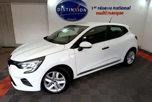 Renault Clio Business blanche vue de profil côté droit dans un showroom avec sol noir et rouge.