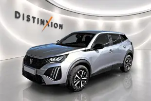 Peugeot 2008 gris en 3/4 avant droit, avec jantes noires et détails noirs sur les rétroviseurs et bas de caisse.