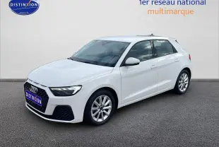 Audi A1 Sportback blanc vue 3/4 avant droit avec jantes alu et phares LED allumés sur fond neutre.