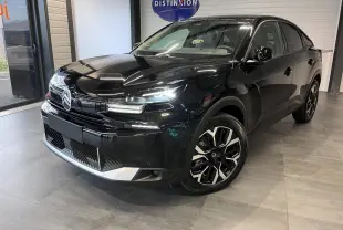 Vue 3/4 avant droite de la Citroën C4 2025 noire métallisée avec jantes alliage diamantées et signature lumineuse LED.