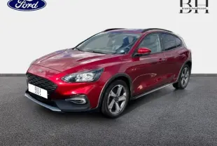 Ford Focus 1.0 EcoBoost rouge Premium Candy vue 3/4 avant droit avec jantes alliage et vitres surteintées.