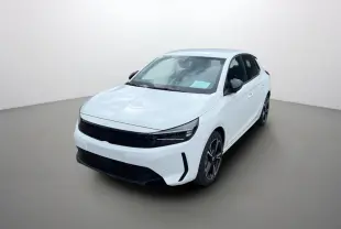 Opel Corsa Hybrid blanc kontur vue 3/4 avant droit avec jantes alu noires et calandre noire distinctive.