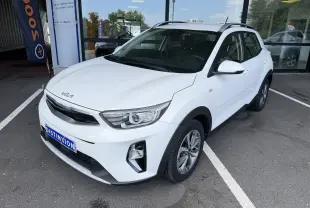 KIA Stonic blanc en 3/4 avant droit, SUV compact avec calandre noire et jantes alliage bicolores.