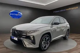 Logo Distinxion avec silhouette stylisée de voiture en bleu et orange, sur fond blanc, sans véhicule visible