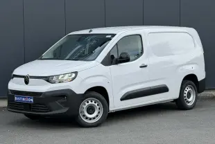 Vue 3/4 avant droit d’un Citroën Berlingo Van XL blanc Icy avec jantes tôles grises et rétroviseurs noirs brillants.