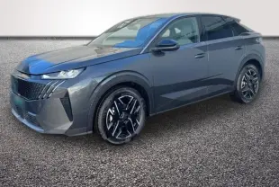 Peugeot 3008 gris foncé vue 3/4 avant avec jantes noires 19 pouces sur fond neutre.