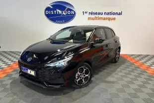 MG3 1.5 HYBRID+ 195 LUXURY noir métal en 3/4 avant droit, avec jantes alliage et phares LED allumés.